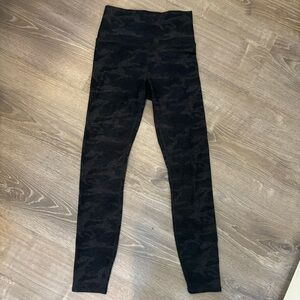 Vuori clean elevation black camo leggings